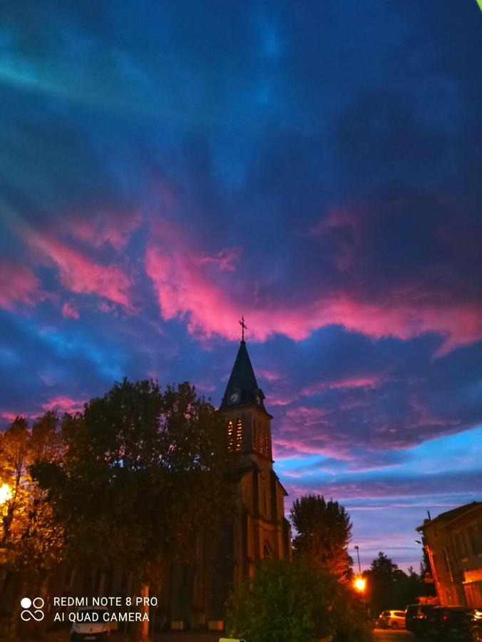 Hotel De La Place Loyettes Bagian luar foto