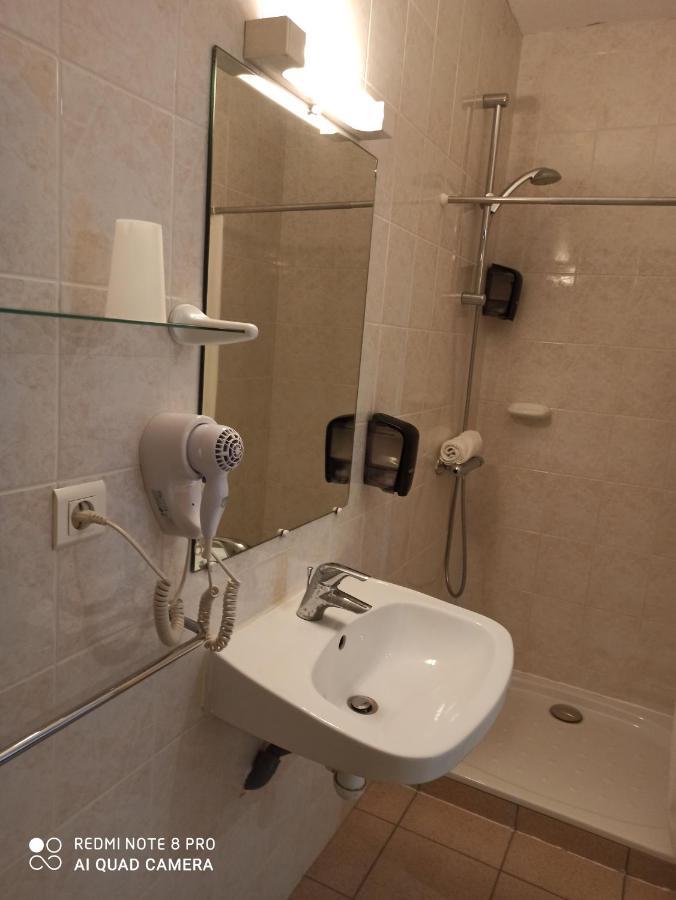 Hotel De La Place Loyettes Bagian luar foto