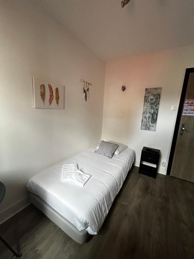 Hotel De La Place Loyettes Bagian luar foto