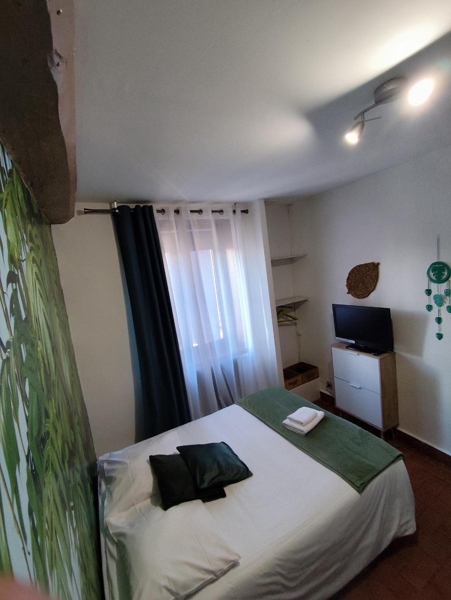 Hotel De La Place Loyettes Bagian luar foto