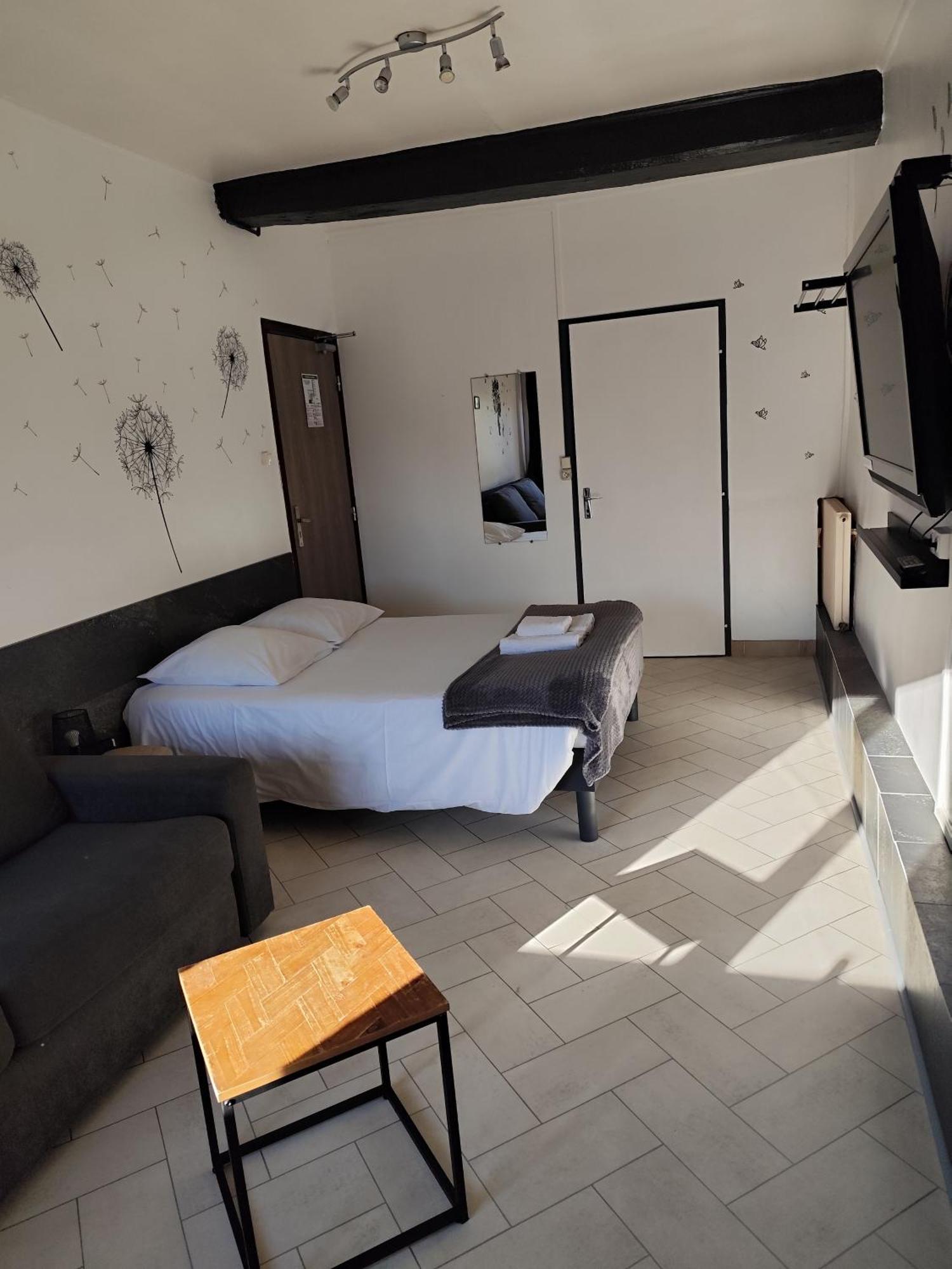 Hotel De La Place Loyettes Bagian luar foto