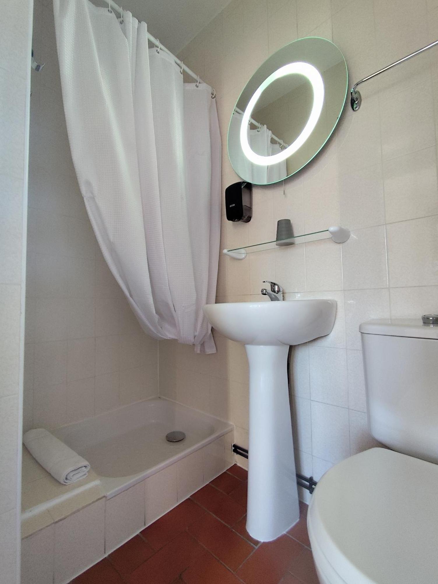 Hotel De La Place Loyettes Bagian luar foto