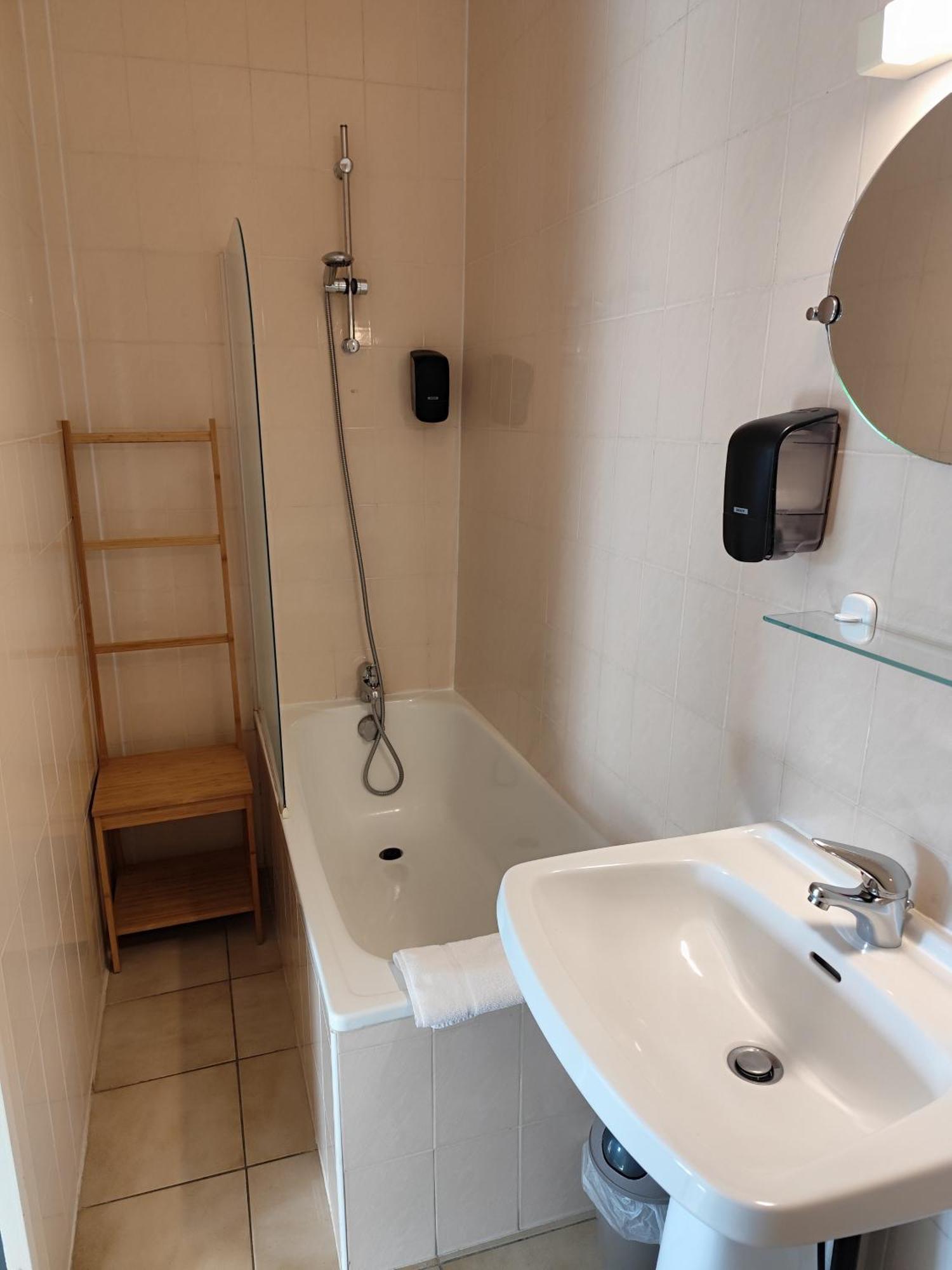 Hotel De La Place Loyettes Bagian luar foto