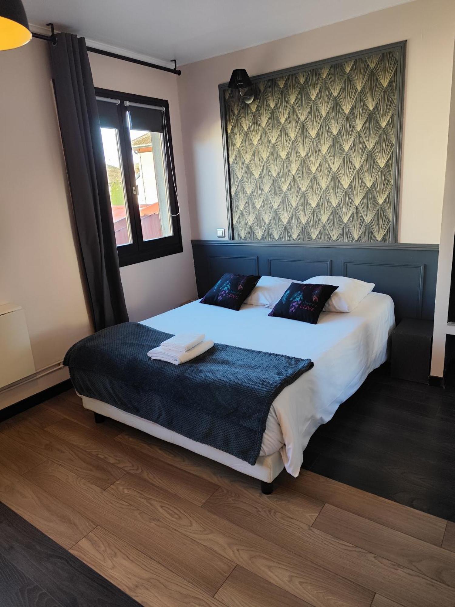 Hotel De La Place Loyettes Bagian luar foto