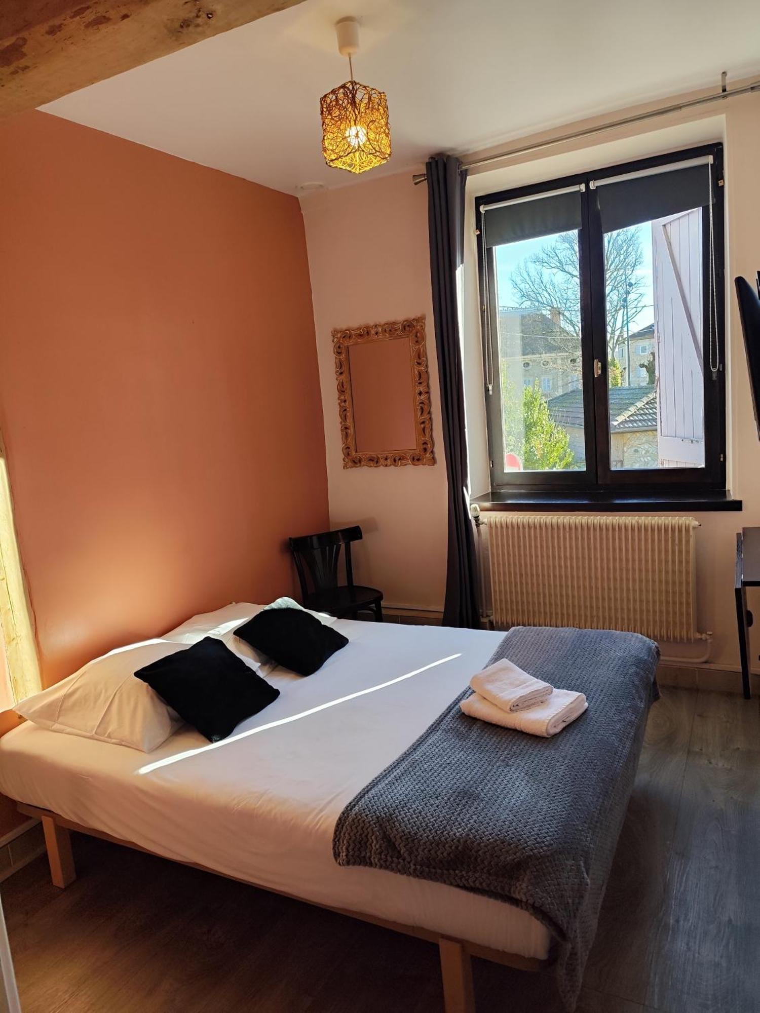 Hotel De La Place Loyettes Bagian luar foto